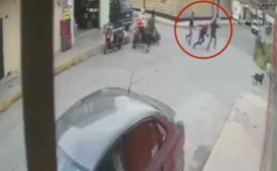 Hombre defiende a sobrina de asalto y le disparan en la cabeza, en Puebla