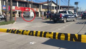 Abandonan camioneta con seis cadáveres en plaza de Tijuana