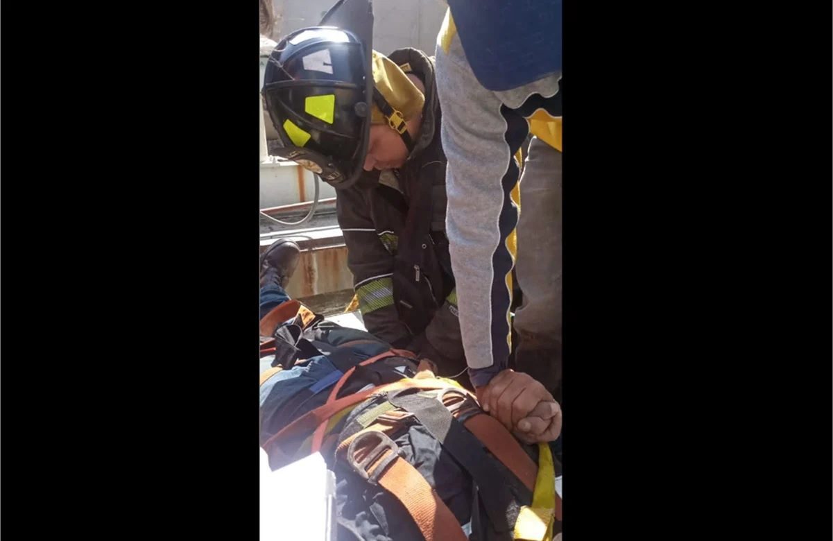 Bomberos rescatan a un hombre que cayó en un pozo en Iztapalapa