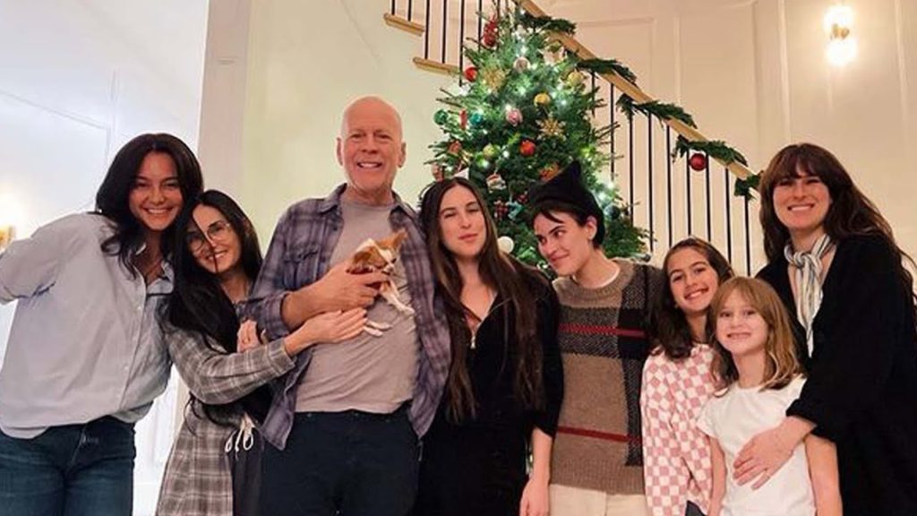Bruce Willis presume foto navideña junto a su esposa y Demi Moore