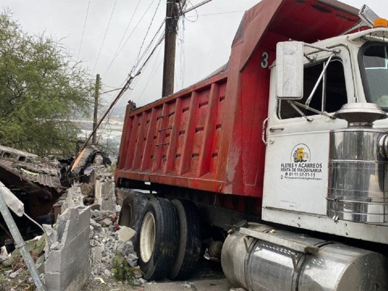 Camión choca contra una vivienda en Monterrey, NL, y hiere a tres niñas
