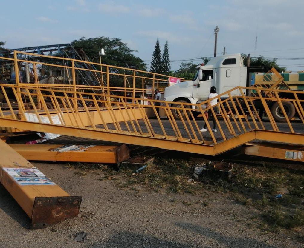 Camión derriba puente peatonal en Veracruz