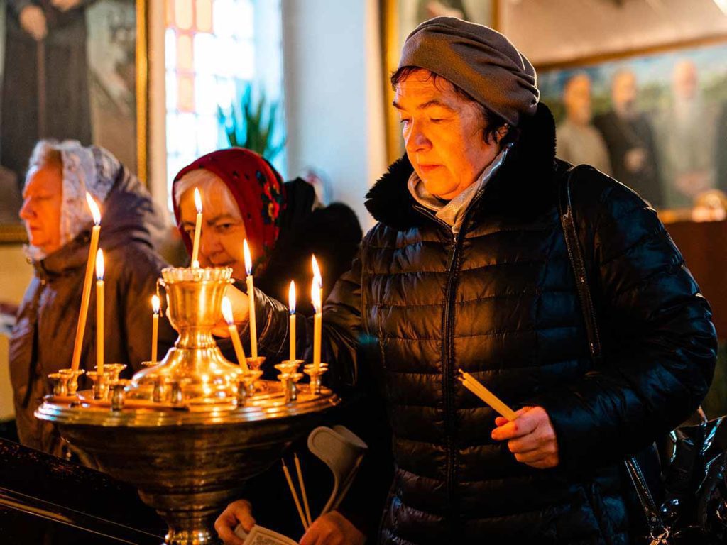 Celebran la Navidad en Kiev pese a ataques de Rusia