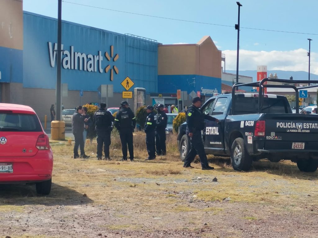 Delincuentes desatan riña con empleados de un Walmart en Zinacantepec