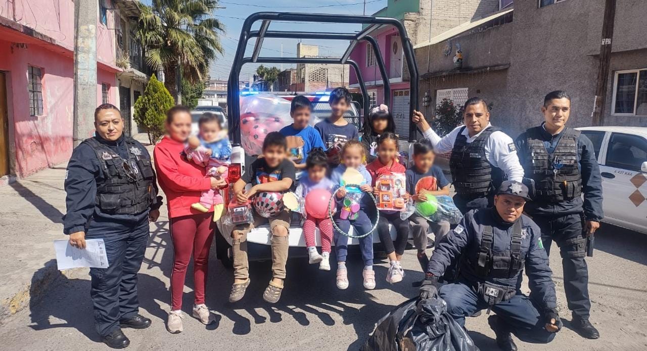 Elementos de Seguridad en Neza reparten juguetes a cientos de niños