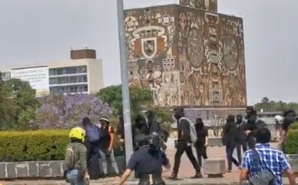 Encapuchados entran violentamente a oficinas de la UNAM en CU