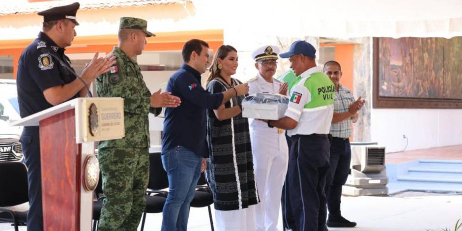 Entregan patrullas, equipo y uniformes a personal de Seguridad Pública en Zihuatanejo