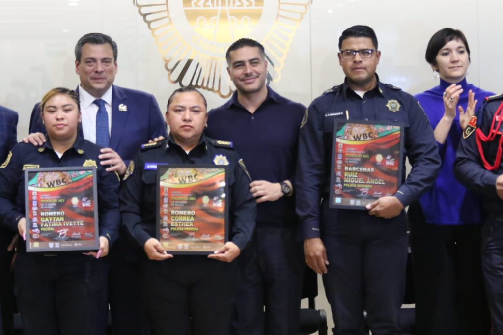 Entregan premios a 33 policías boxeadores en la CDMX