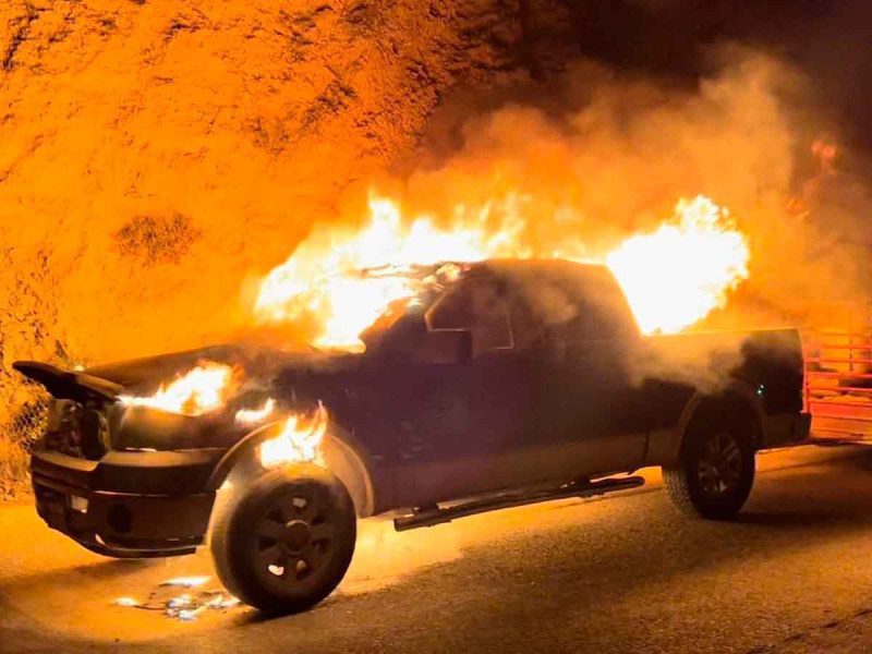 Fuego consume dos vehículos en la carretera Saltillo-México