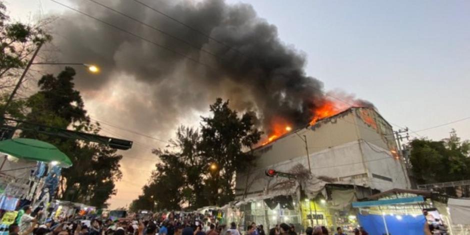 Fuerte incendio consume bodega de tenis en Tepito