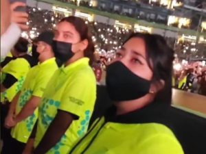 Guardia de seguridad llora al ver a Bad Bunny en concierto #VIDEO