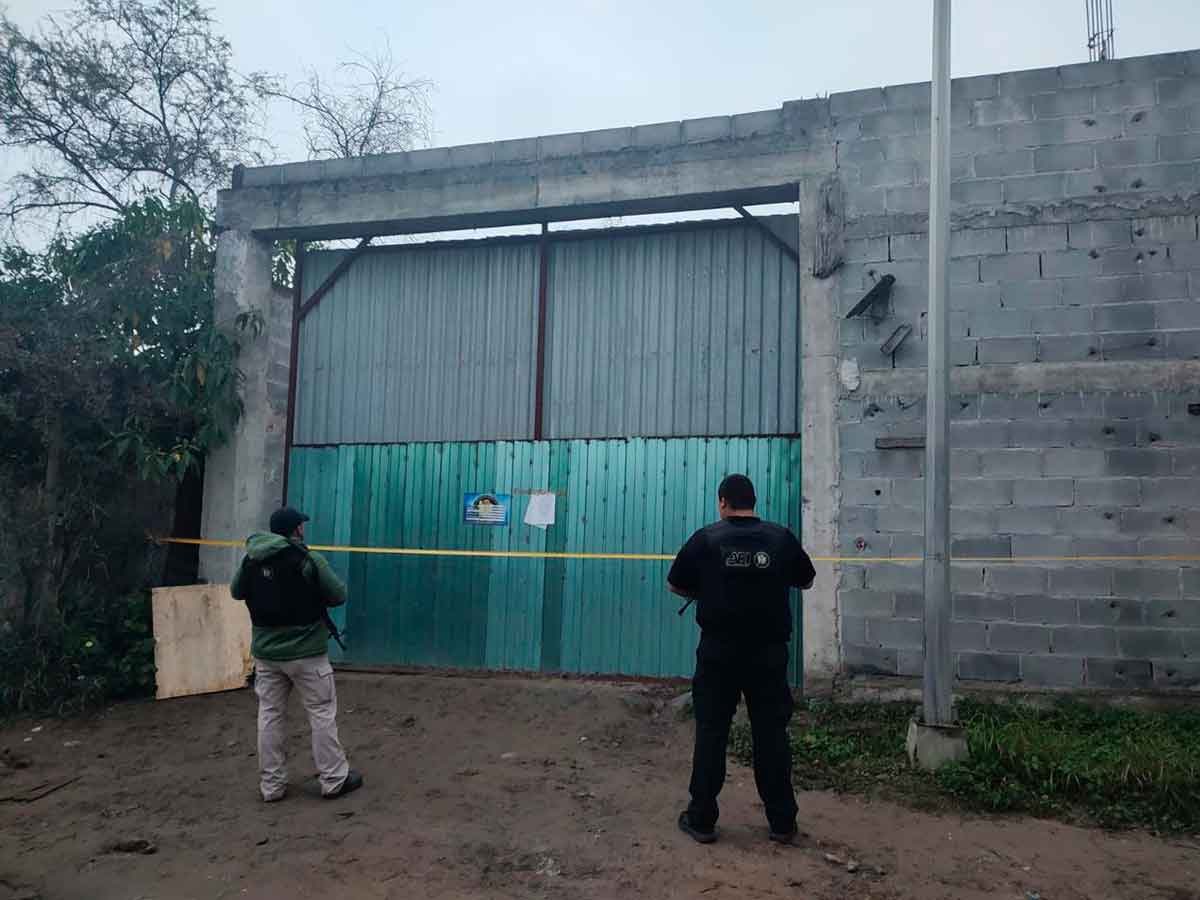 Hallan dos cuerpos en descomposición en un cateo a una bodega en NL