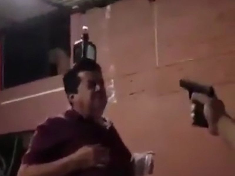 Juegan tiro al blanco con una pistola real en plena fiesta