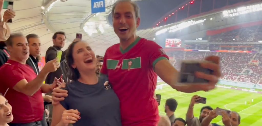 Le pide matrimonio a su novia en el partido de Marruecos y Croacia