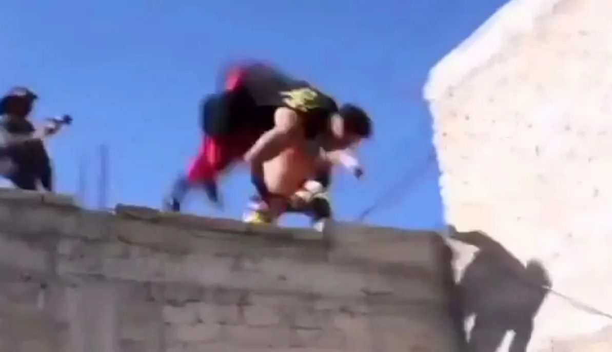 Luchadores pelean en plena azotea y destruyen un auto
