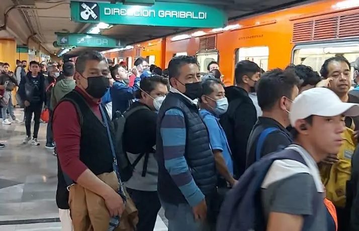 Metro suspende servicio en Línea 8 por la caída de una persona a las vías
