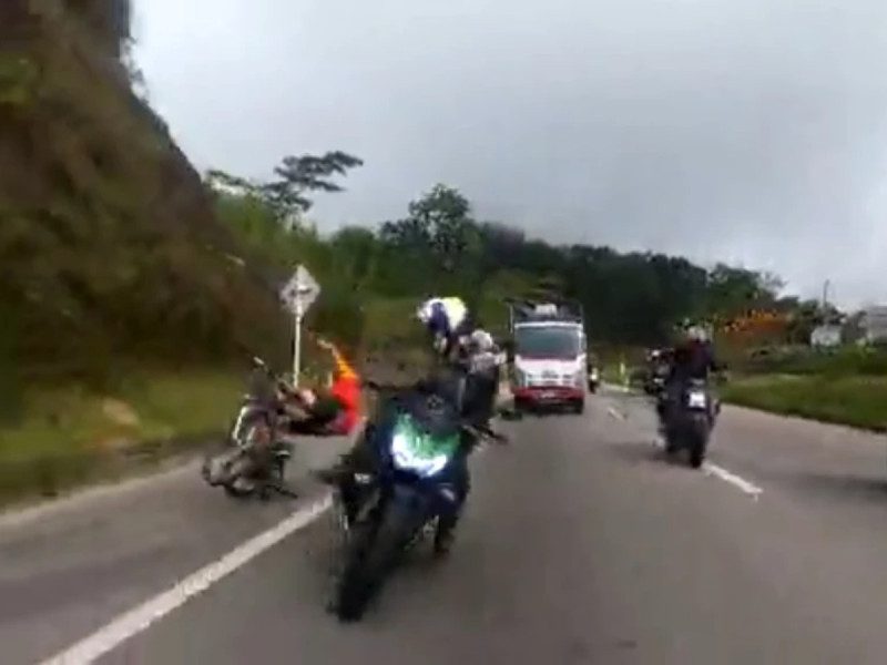 Motociclista arrolla a ciclista al invadir el acotamiento en una carretera de Colombia