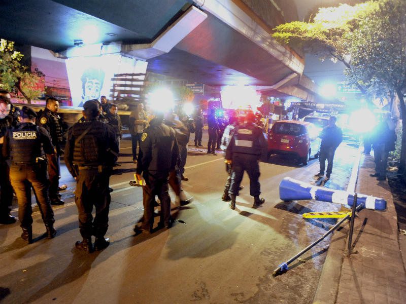 Motociclista intenta evadir el alcoholímetro y atropella a policía en CDMX