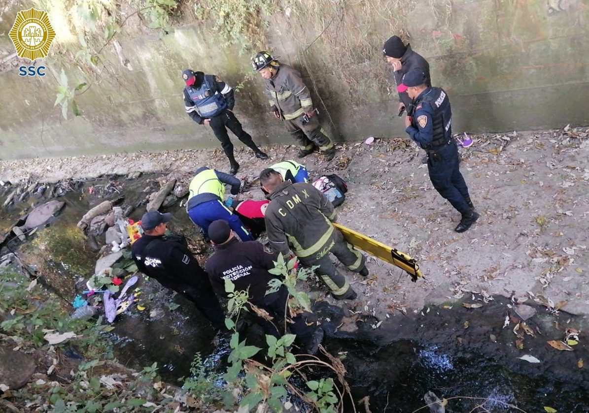 Mujer cae desde una barranca de Álvaro Obregón en CDMX