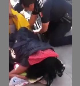 Mujer queda atrapada por 30 minutos en una coladera de Edomex #VIDEO