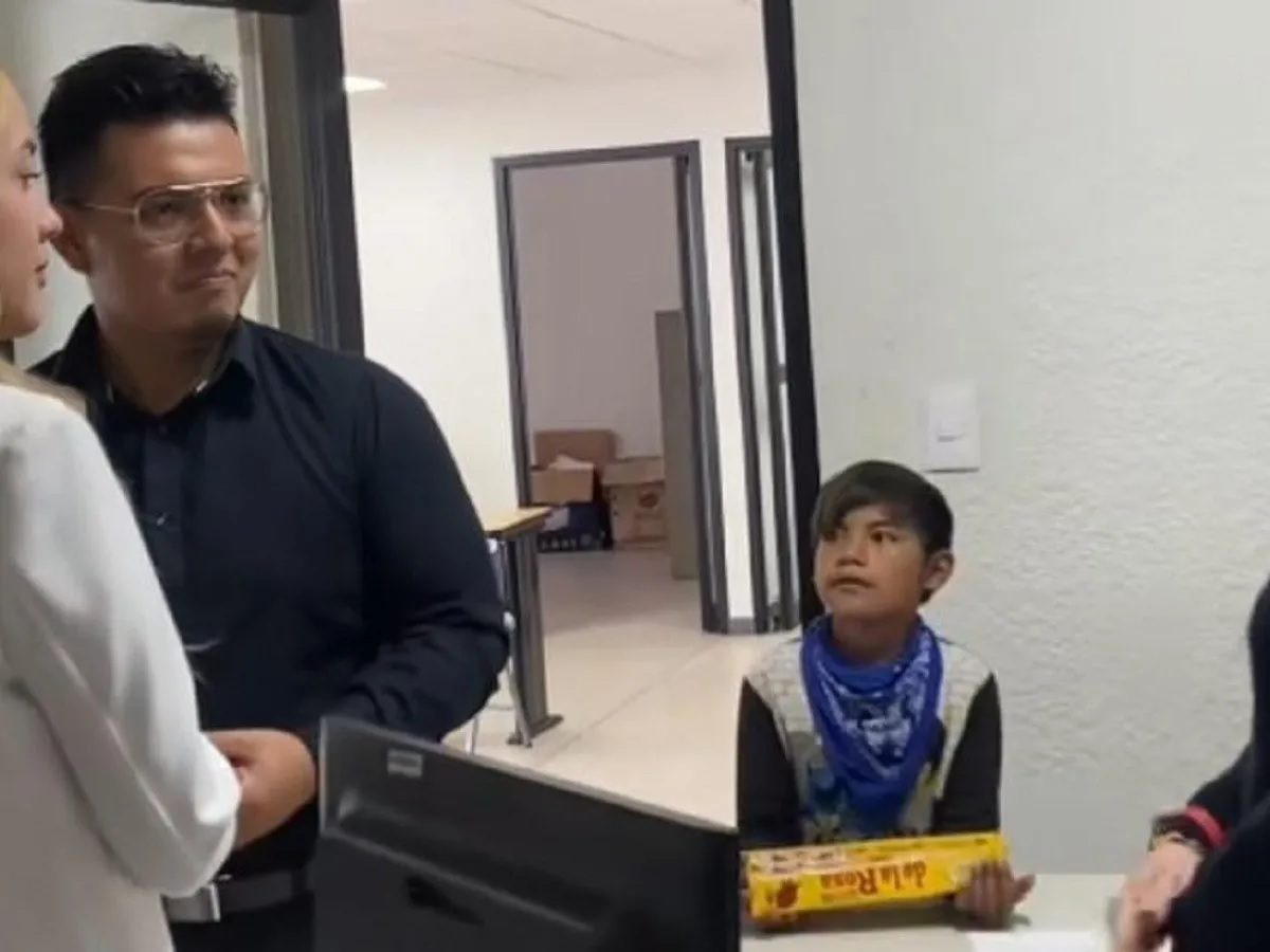 Niño interrumpe una boda para vender mazapanes