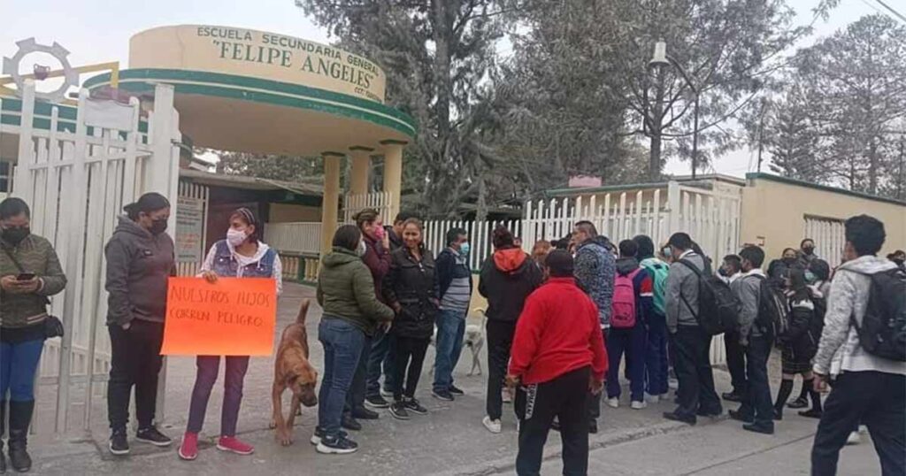 Padres de familia toman secundaria en Hidalgo por casos de intoxicación