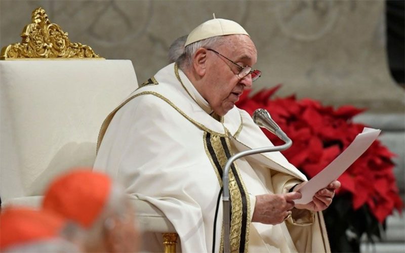 Papa Francisco pide reflexionar sobre la guerra y la pobreza en misa de Nochebuena