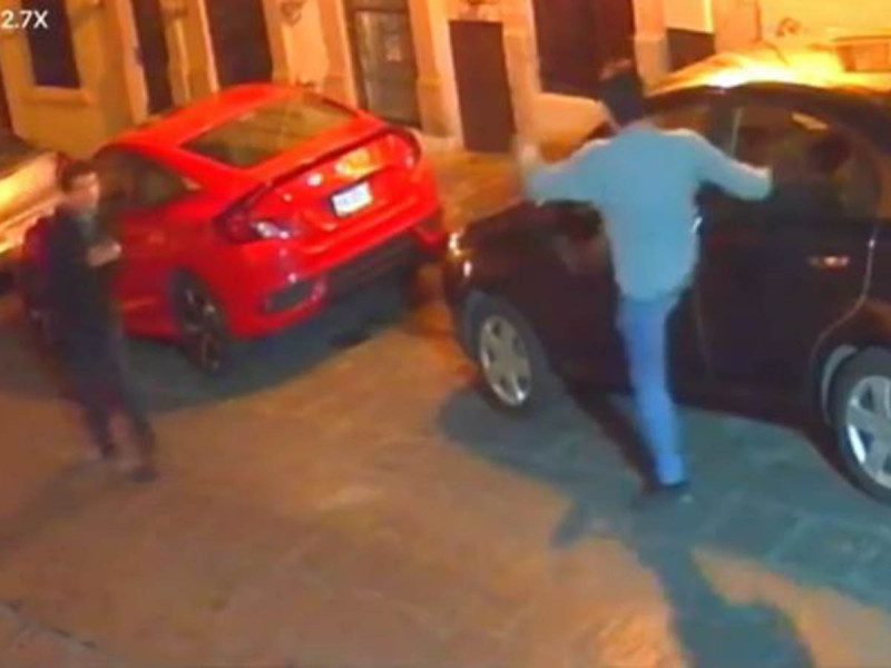 Par de jóvenes borrachos vandalizan autos en Zacatecas