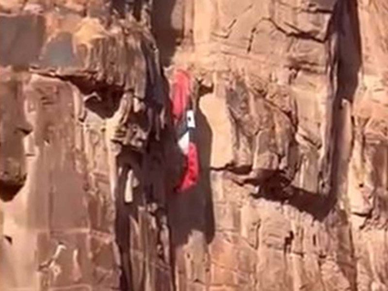 Paracaidista salta desde acantilado, pero sufre terrible accidente
