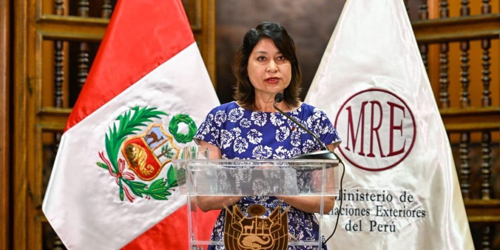 Perú declara persona non grata al embajador de México