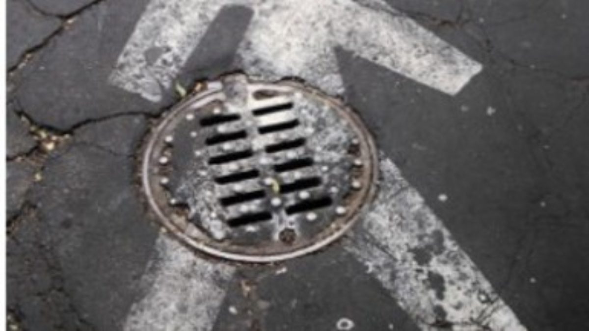 Piden reemplazar coladeras de hierro por material reciclado en la CDMX