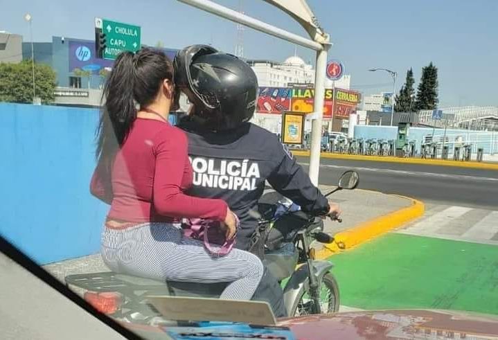 Policía de Puebla echando novio en moto