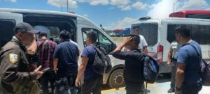 Rescatan a 22 migrantes y detienen a 6 ‘polleros’ en Nuevo León