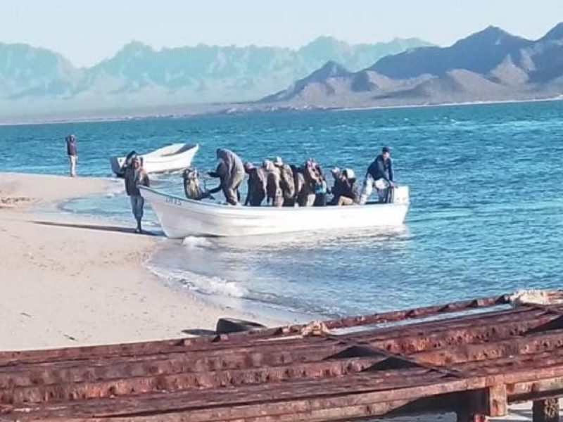 Rescatan a siete pescadores que naufragaron seis días en Mar de Cortés