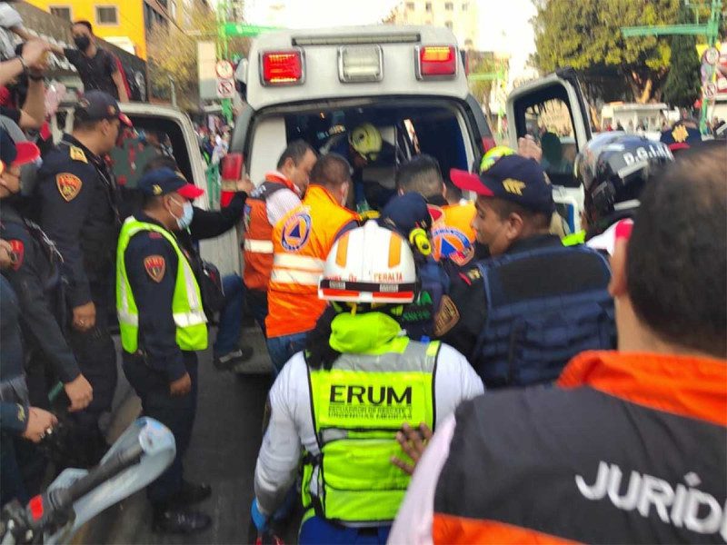 Rescatan con vida a joven que se lanzó a las vías del Metro en la Línea 8