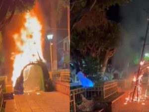 ¡Otra vez! Se incendia árbol de Navidad en Xichú, Guanajuato #VIDEO