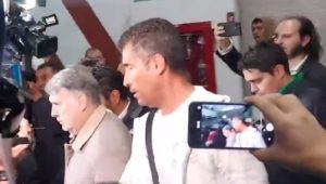 ‘Tata’ Martino vuelve a México y causa altercado en el aeropuerto #VIDEO