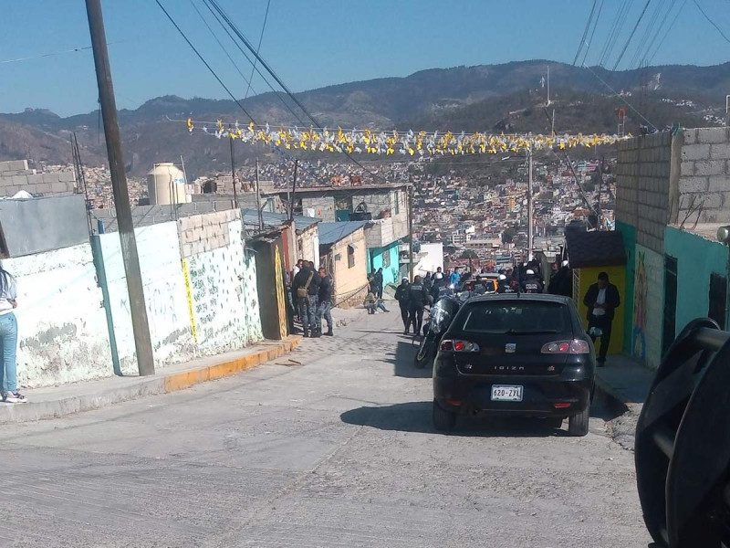 Taxista riñe con sujetos, le rompen las ventanas y lo matan a balazos