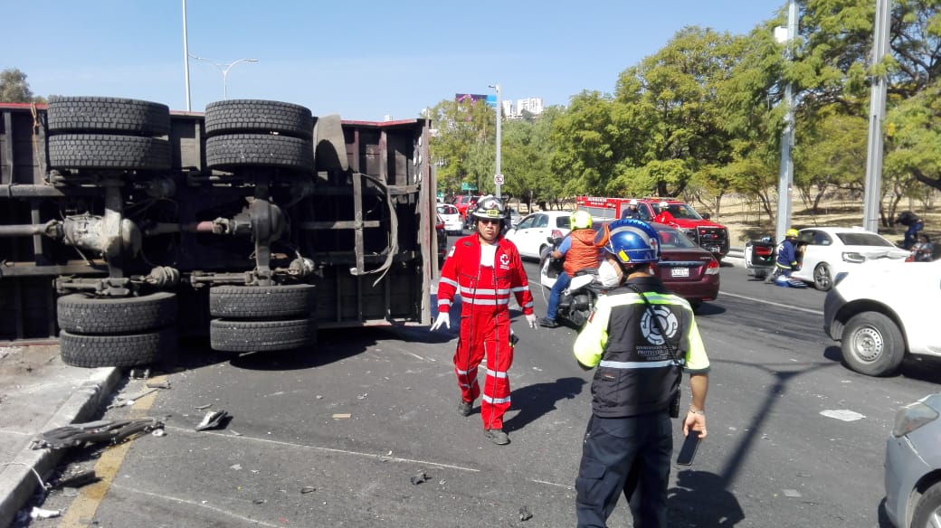 Tráiler se queda sin frenos y causa accidente en Querétaro