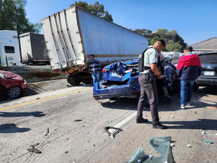 Tráiler sin frenos provoca carambola en la México-Querétaro