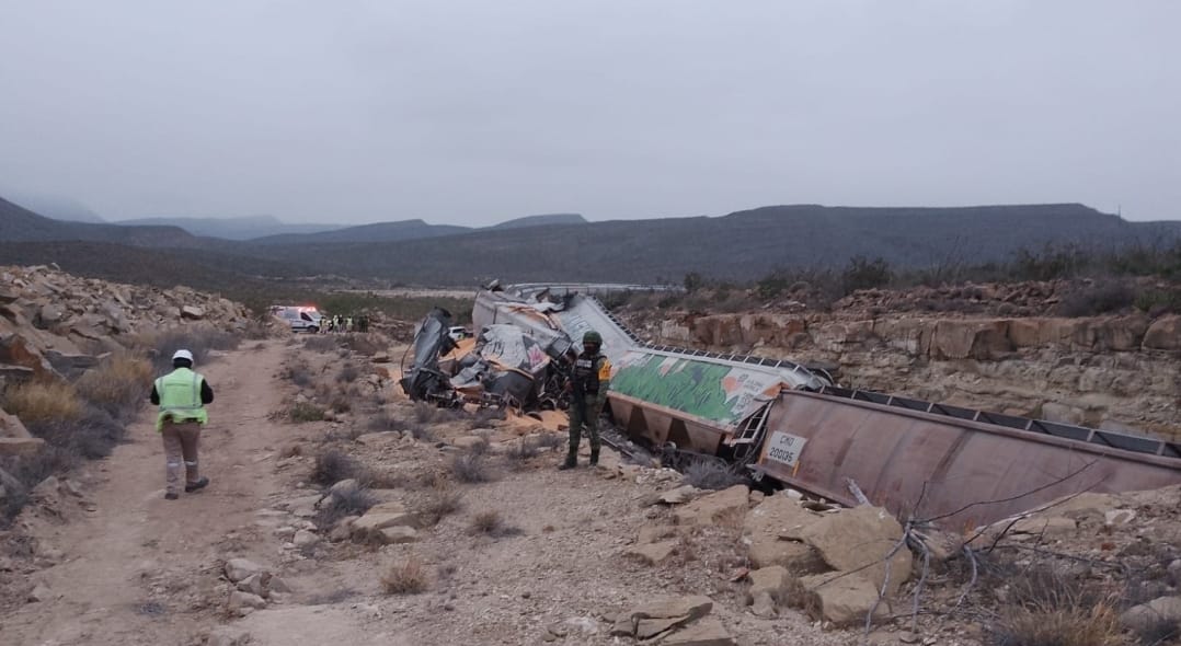 Tren descarrila en Coahuila y migrante queda atrapado entre los vagones