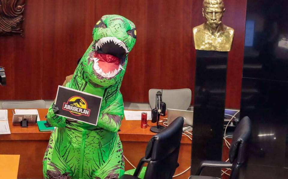 Xóchitl Gálvez se disfraza de dinosaurio y toma tribuna del Senado