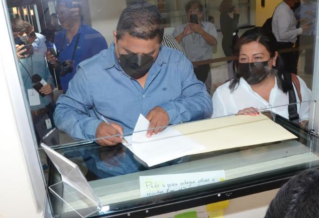 Padres de Debanhi Escobar arriban a la FGR para reunión con autoridades