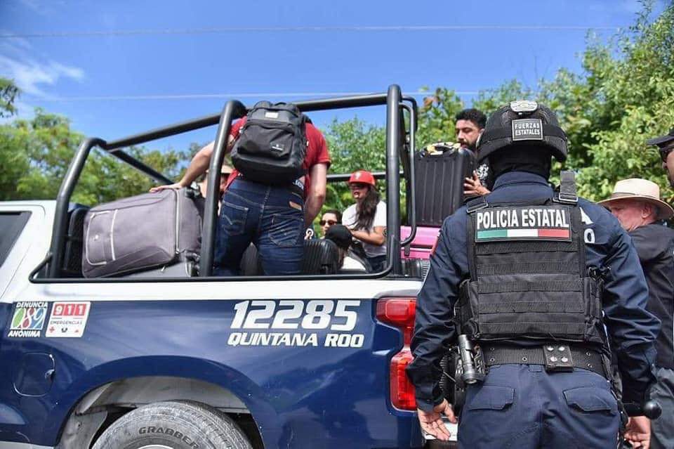 Patrullas transportan a turistas antes bloqueos de taxistas en Cancún