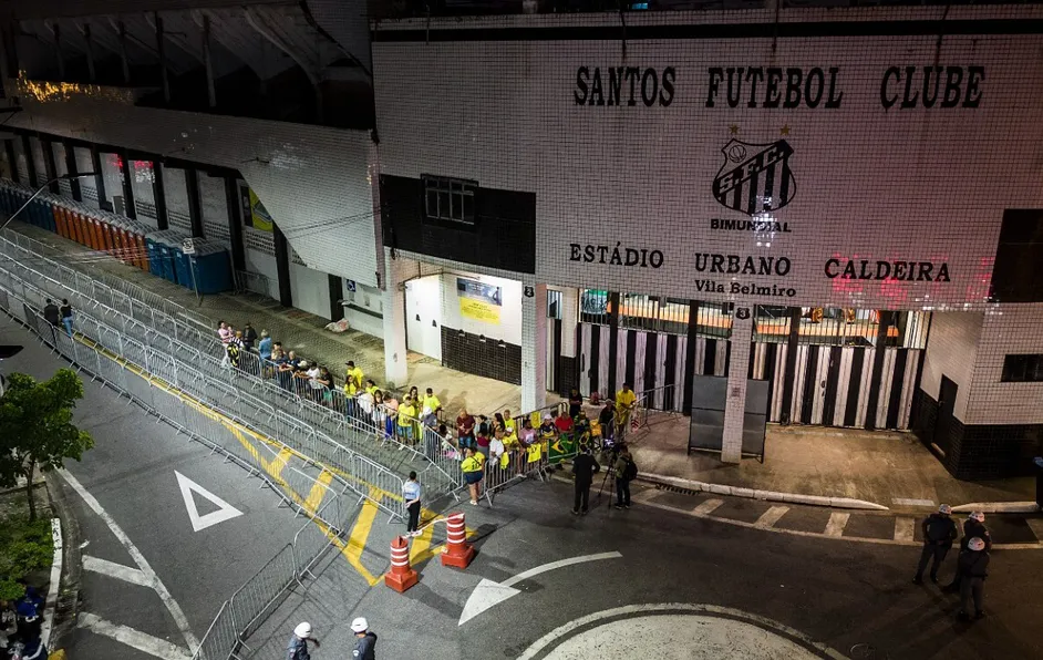 Comienza el velorio público de Pelé, con miles de aficionados que acuden a despedirlo