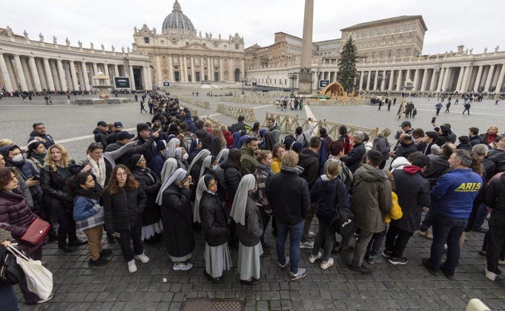 Miles de fieles acuden a la basílica de San Pedro para despedir a Benedicto XVI