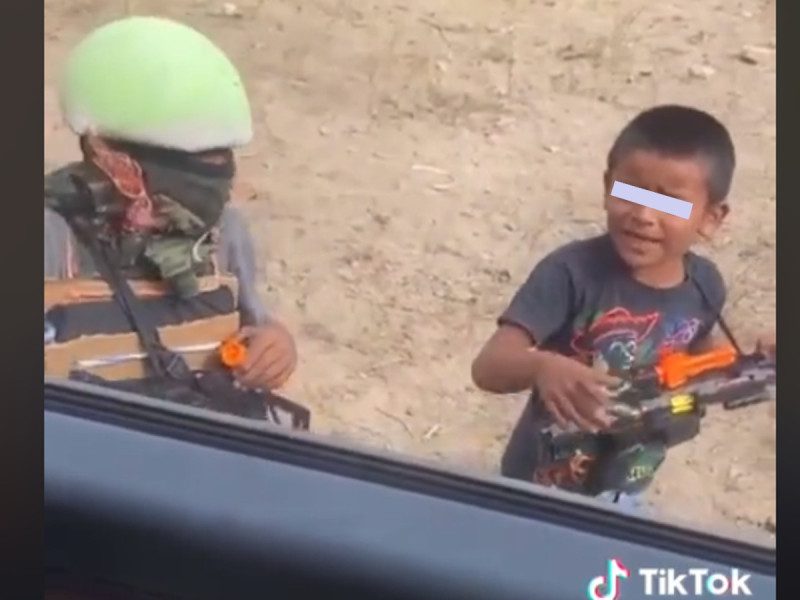 Niños juegan a organizar retén con todo y armas de juguete #VIDEO