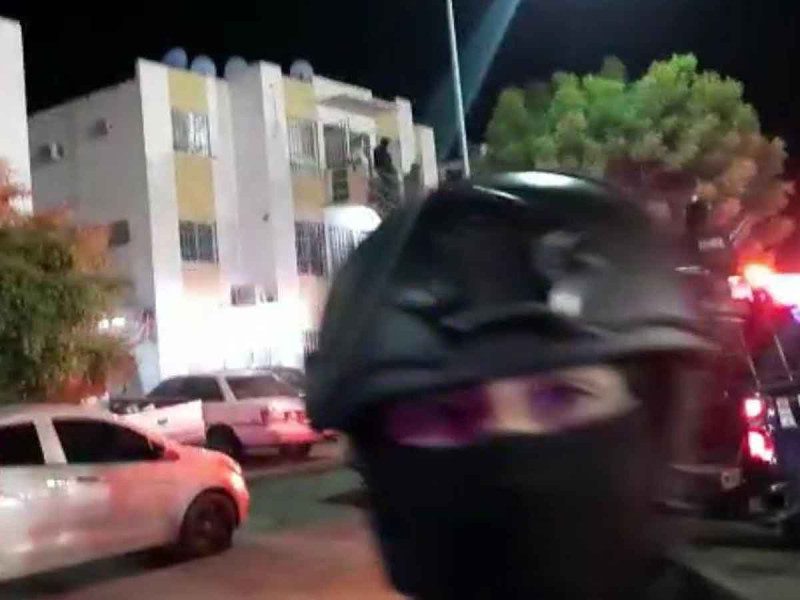 Periodista denuncia que policía estatal lo amenazó con su arma en Sinaloa
