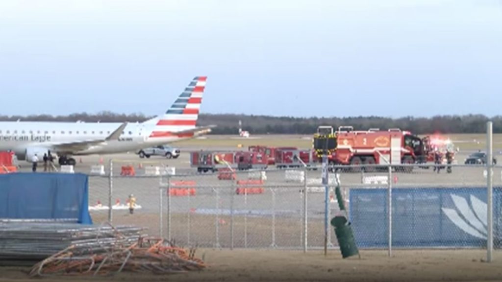 Empleado de aeropuerto muere tras succionado por turbina de avión en EU