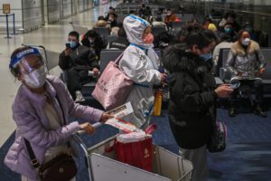 China califica de “inaceptables” test Covid-19 para viajeros procedentes de su país